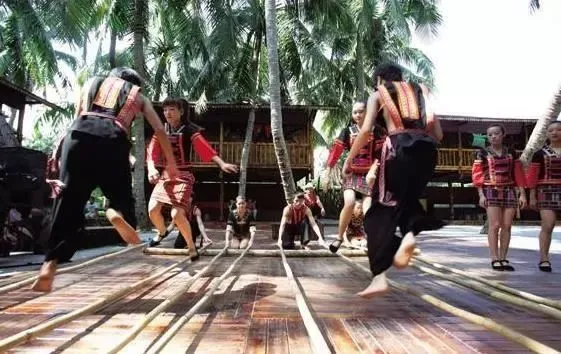 来五指山必打卡特色黎族村寨，体验别样风情！