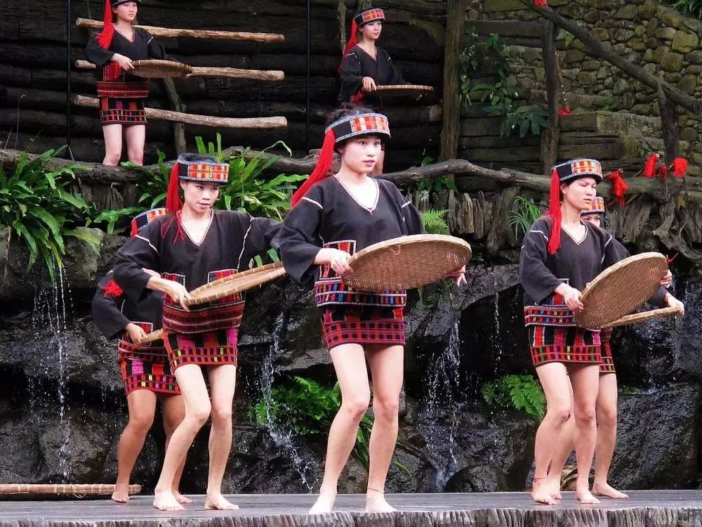 来五指山必打卡特色黎族村寨，体验别样风情！