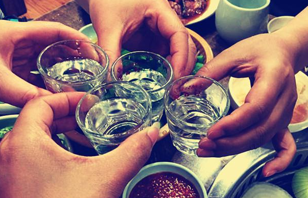 中西餐桌文化比较英文_中西酒文化比较论文_中西法律比较论文