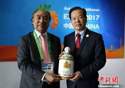 安徽古井集团董事长梁金辉(左一)向世博会中国国家馆赠送古井贡世博纪念酒