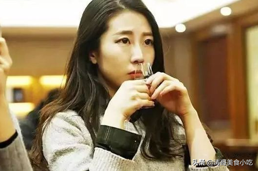 购买白酒时，外瓶上有这行数字，10元一瓶也是纯粮食酿造