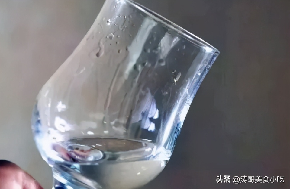 购买白酒时，外瓶上有这行数字，10元一瓶也是纯粮食酿造