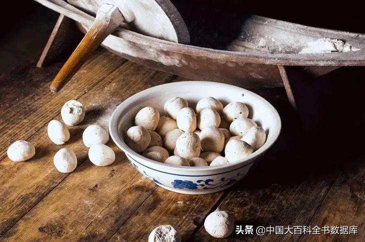 白酒的风味和香型分别是由哪些成分决定的