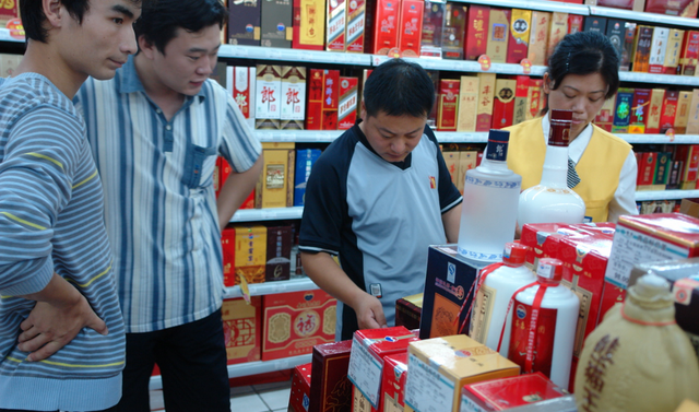 白酒原料表：水在第一位就是勾兑酒？搞懂这1点，买酒不吃亏