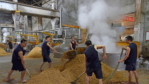 白酒原料表：水在第一位就是勾兑酒？搞懂这1点，买酒不吃亏