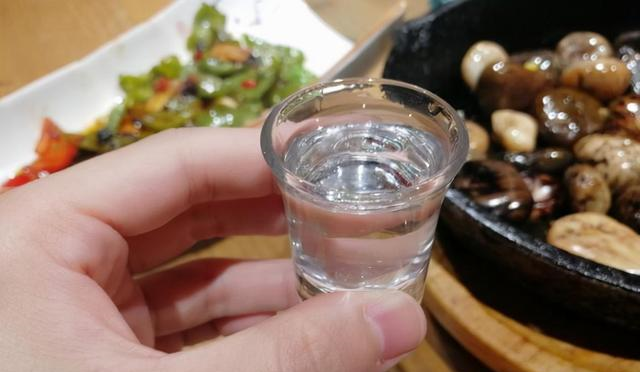 白酒原料表：水在第一位就是勾兑酒？搞懂这1点，买酒不吃亏