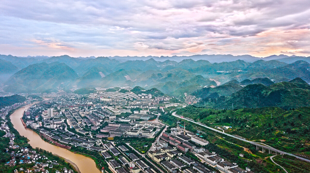 贵州仁怀涌泉酒业20年封藏赖茅_贵州省仁怀市茅台镇茅山酒业价格_贵州仁怀民族酒业有限公司