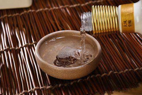 买白酒，如何区分粮食酒和勾兑酒，按照这个方法，保证不会上当