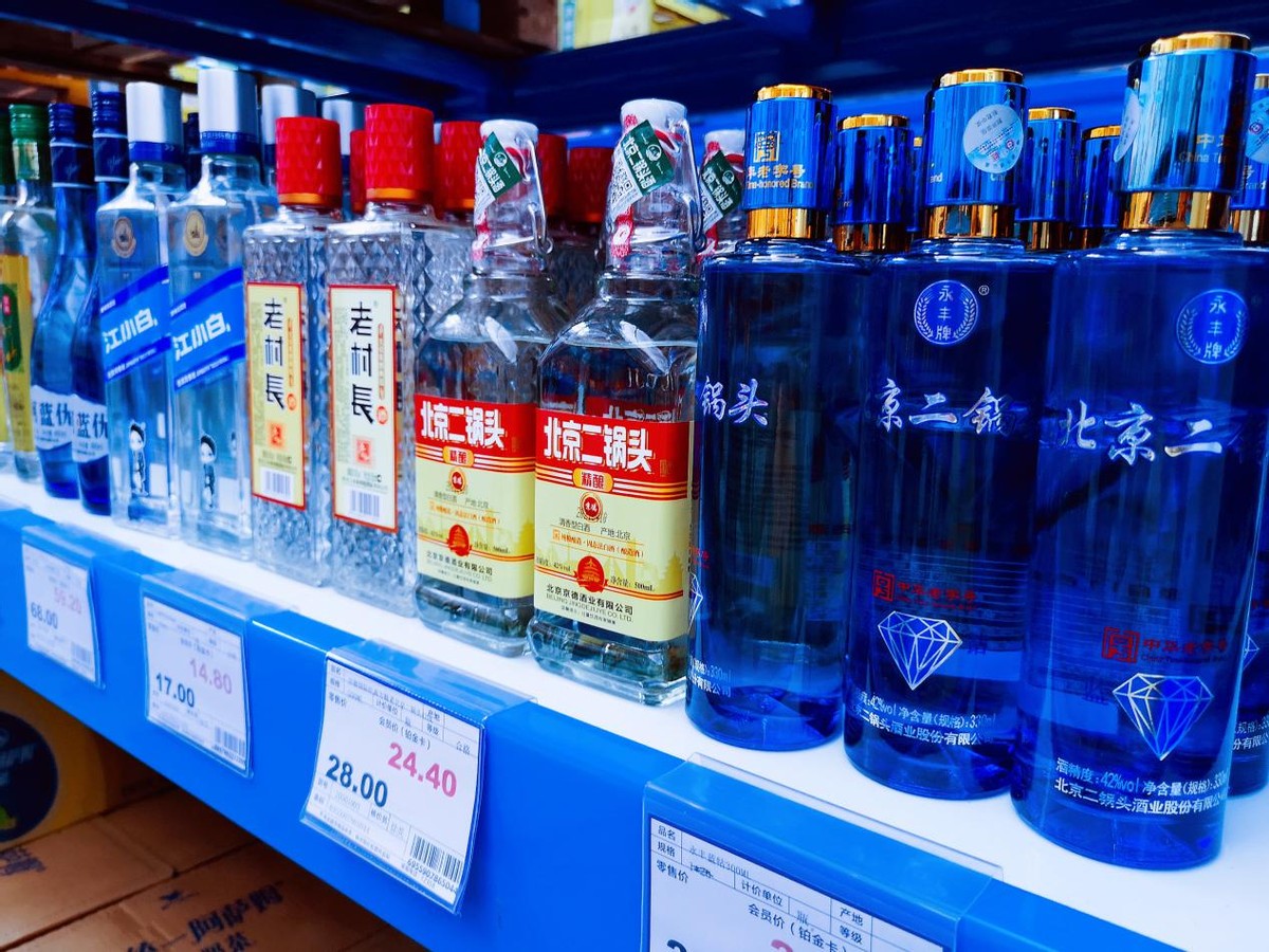 才发现酒瓶上只要有这“2行字”，不管多大牌，100%是香精勾兑的