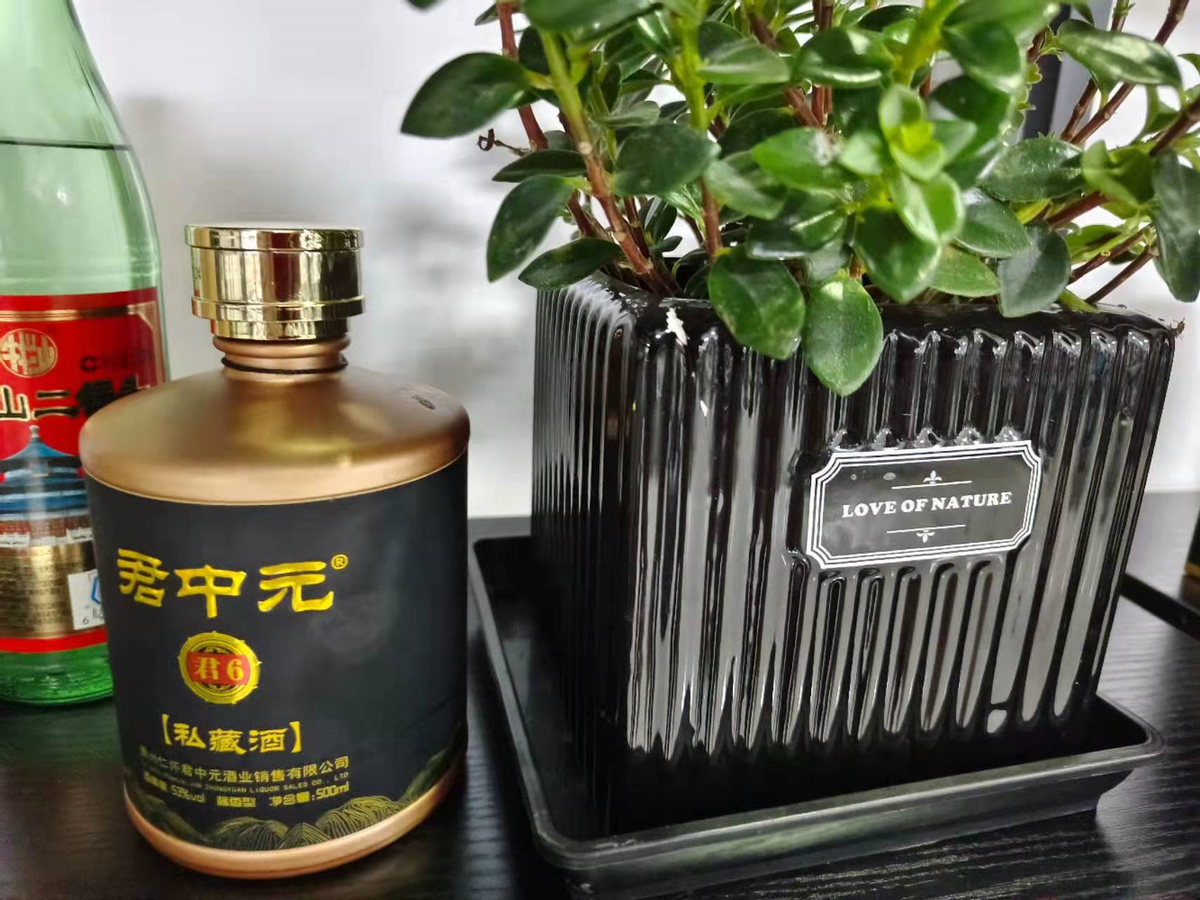 才发现酒瓶上只要有这“2行字”，不管多大牌，100%是香精勾兑的