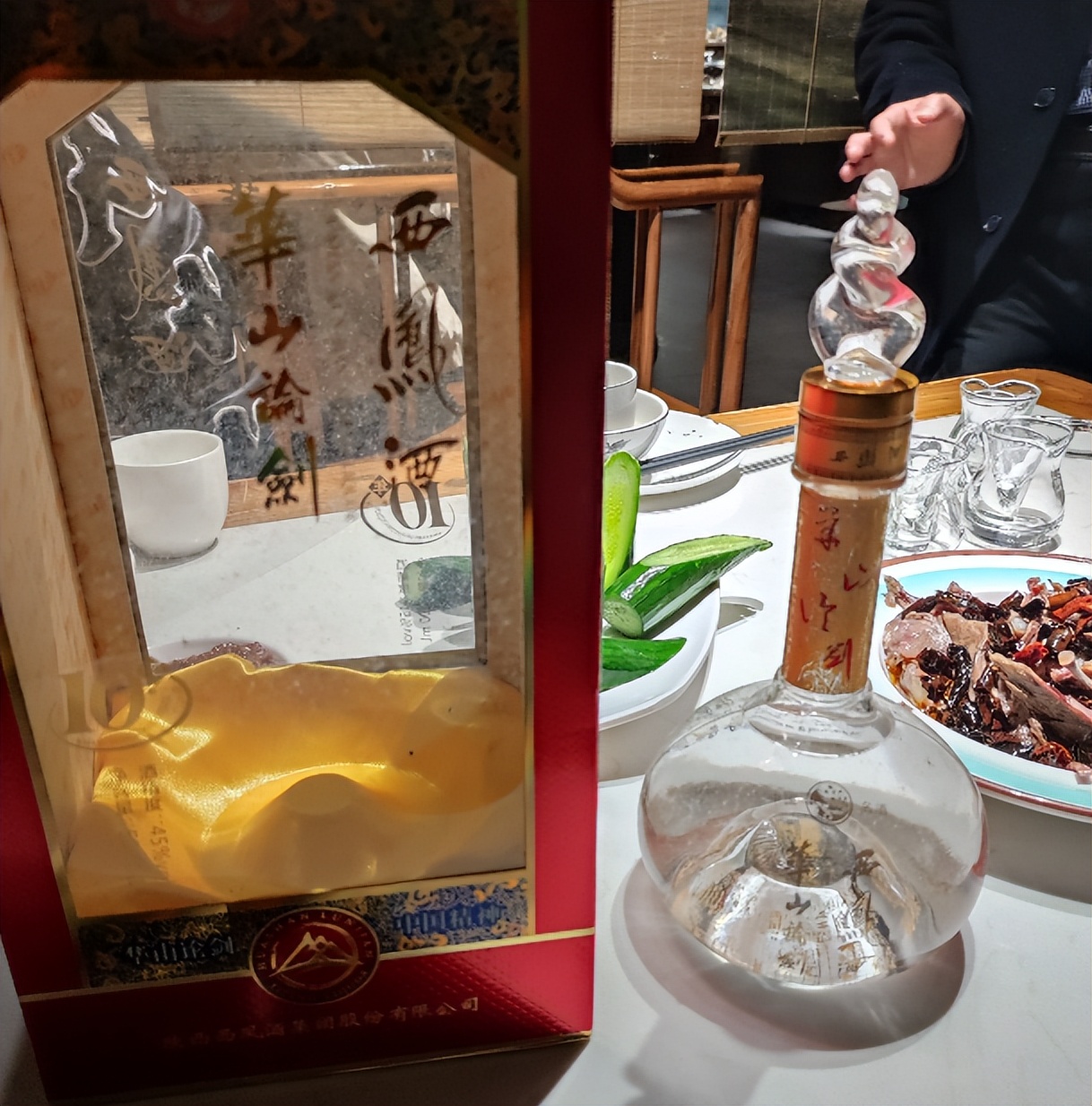 才发现酒瓶上只要有这“2行字”，不管多大牌，100%是香精勾兑的