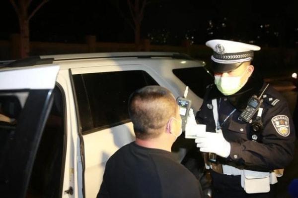 被查酒驾当交警面喝下半瓶白酒会怎么样？这次还真有人去试了