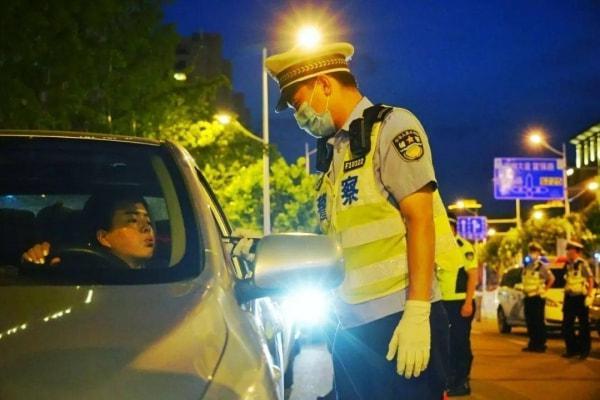 被查酒驾当交警面喝下半瓶白酒会怎么样？这次还真有人去试了