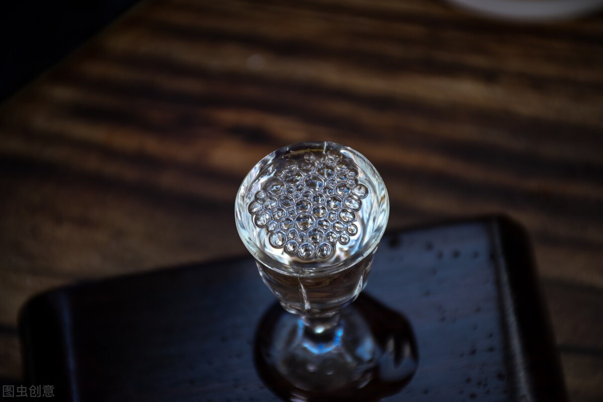 白酒等级来辨别酒质优劣可以吗？择地而生酒介绍白酒等级选酒方法