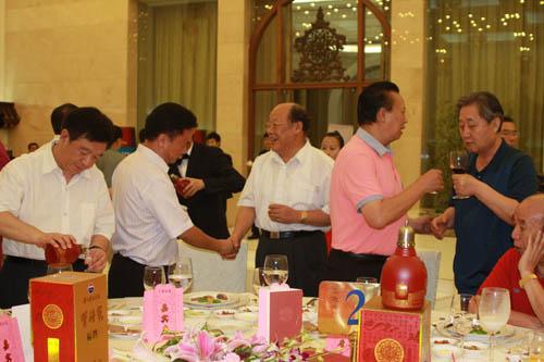 百名将军欢聚人民大会堂品鉴茅台福将酒