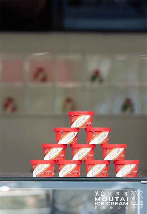 打造新网红！茅台携手蒙牛瞄准年轻人，售价66元的茅台冰淇淋出圈
