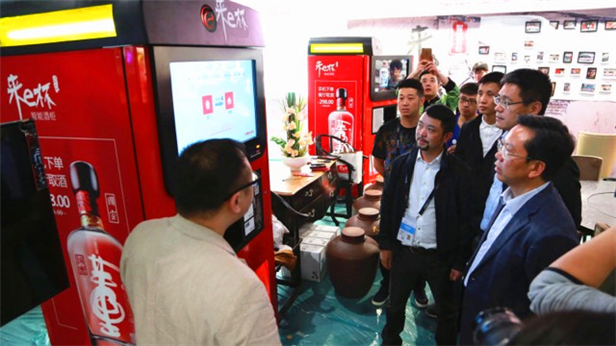 智能酒柜亮相数博会 “来e杯”用微信就能“打”散酒