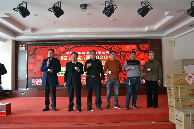 华夏酒报_四川汉窖酒业军旅之歌酒_华夏酒报报道安丘春开窖酒业公司报道