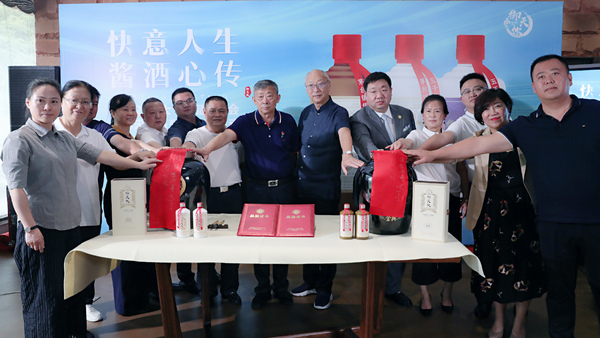 四川汉窖酒业军旅之歌酒_华夏酒报_华夏酒报报道安丘春开窖酒业公司报道