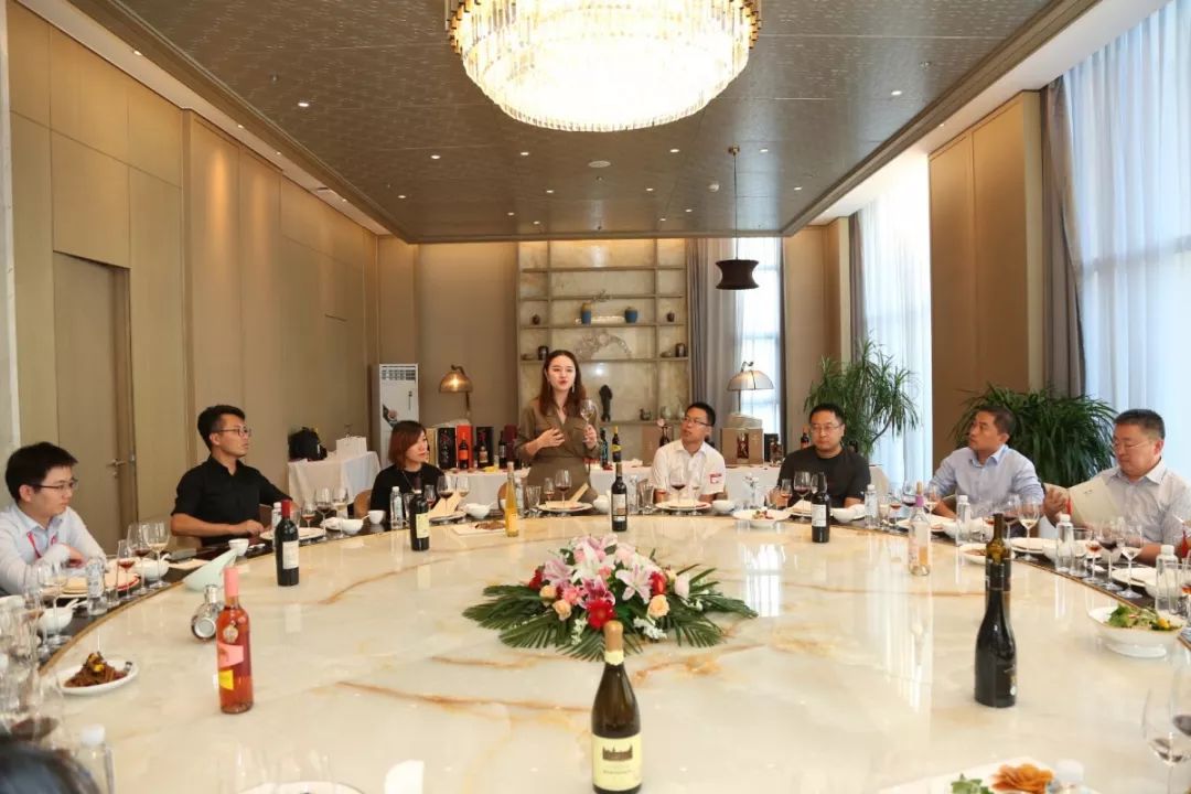 张裕干红葡萄酒价格120周年_张裕葡萄酒文化培训_2005年张裕窖藏干红葡萄酒价格