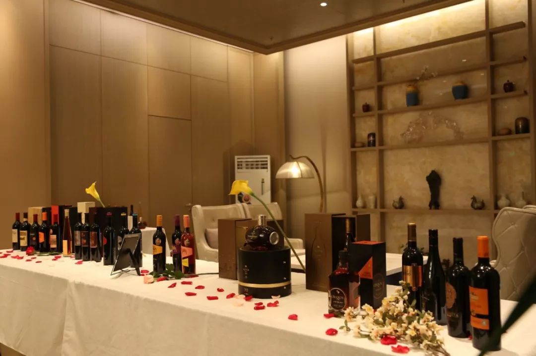 张裕干红葡萄酒价格120周年_张裕葡萄酒文化培训_2005年张裕窖藏干红葡萄酒价格