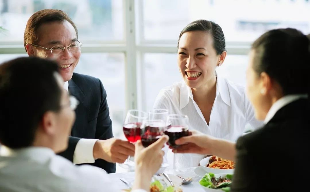 职场饭局中，给领导敬酒有什么讲究？精明的人都懂这5点