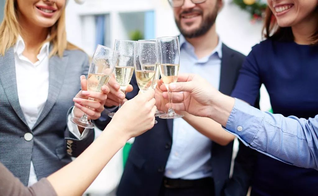 职场饭局中，给领导敬酒有什么讲究？精明的人都懂这5点