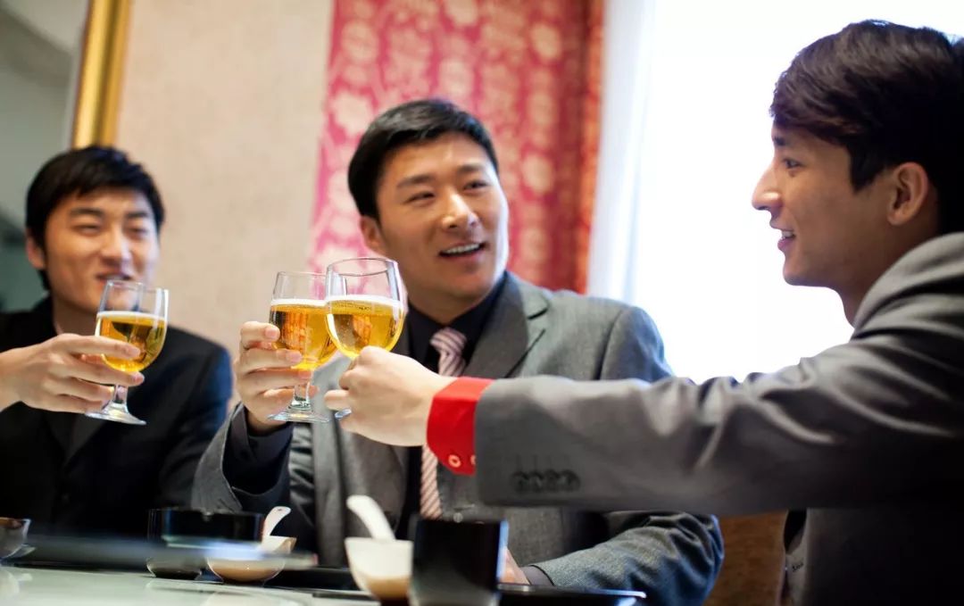 职场饭局中，给领导敬酒有什么讲究？精明的人都懂这5点