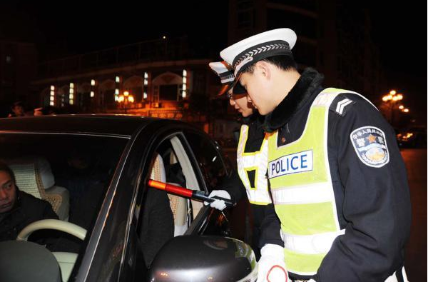 喝多少酒才算酒驾?一小杯白酒算吗?交警说出实情