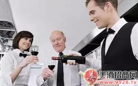 中国倒酒敬酒文化_中国餐桌酒文化_美国餐桌礼仪文化