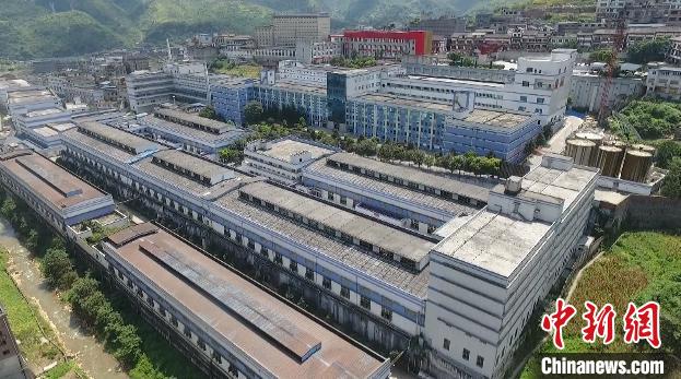 图为航拍贵州省仁怀市酒企。　许小倩 摄