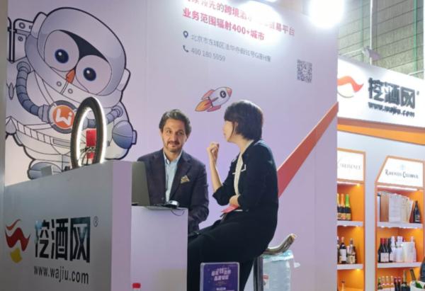 2021春糖进行时，挖酒网展台人潮涌动，荣获行业大奖