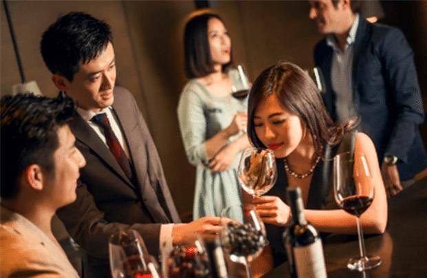 两种文化西方心理学史_希腊和希伯来文化共同铸就了西方的思想和文化传统_中国与西方酒文化