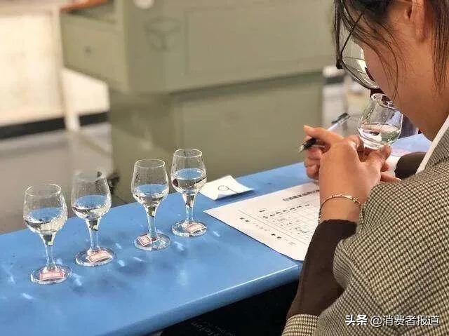 17款白酒测试:古井贡酒、泸州老窖香气“差评”,董酒“上头”成分最高
