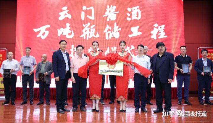 华夏酒报报道安丘春开窖酒业公司报道_贵州金窖酒业酒6瓶装_四川汉窖酒业军旅之歌酒