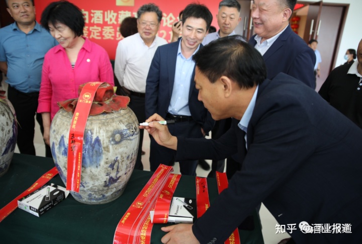 四川汉窖酒业军旅之歌酒_华夏酒报报道安丘春开窖酒业公司报道_贵州金窖酒业酒6瓶装