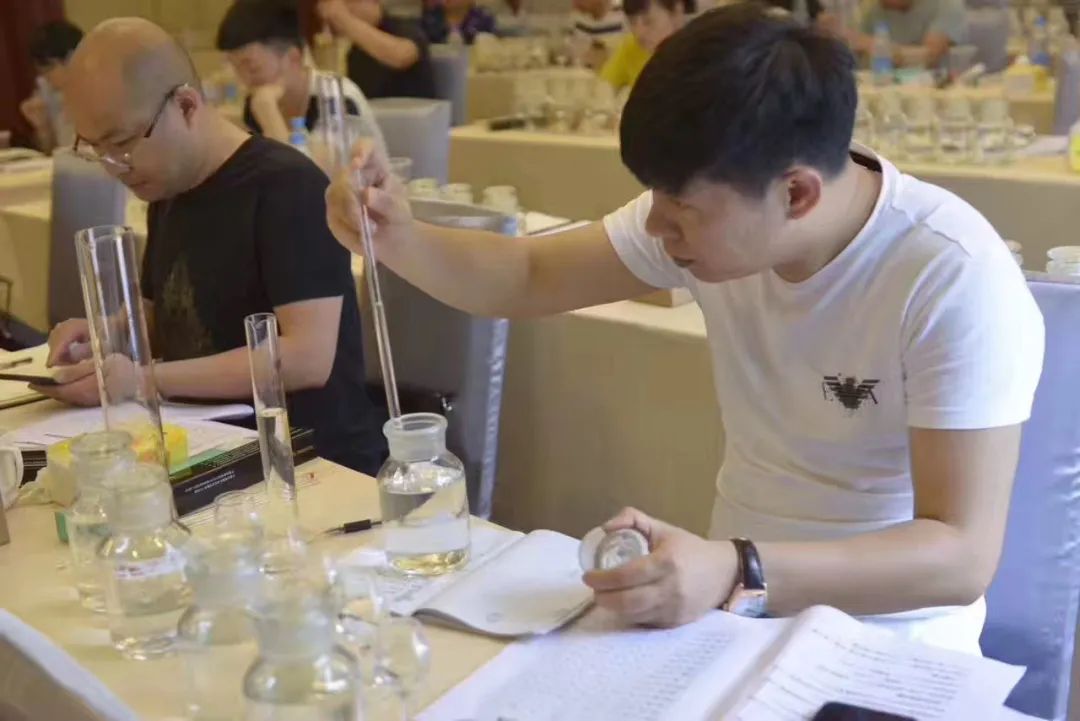 白酒的感官鉴评_白酒感官品评术语_白酒评委感官尝评标准样品2000瓶