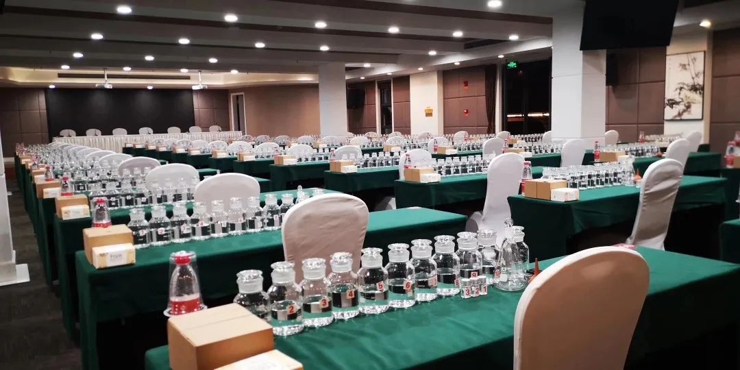 白酒感官品评术语_白酒评委感官尝评标准样品2000瓶_白酒的感官鉴评
