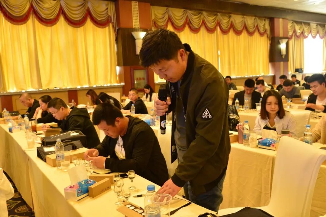 白酒的感官鉴评_白酒评委感官尝评标准样品2000瓶_白酒感官品评术语