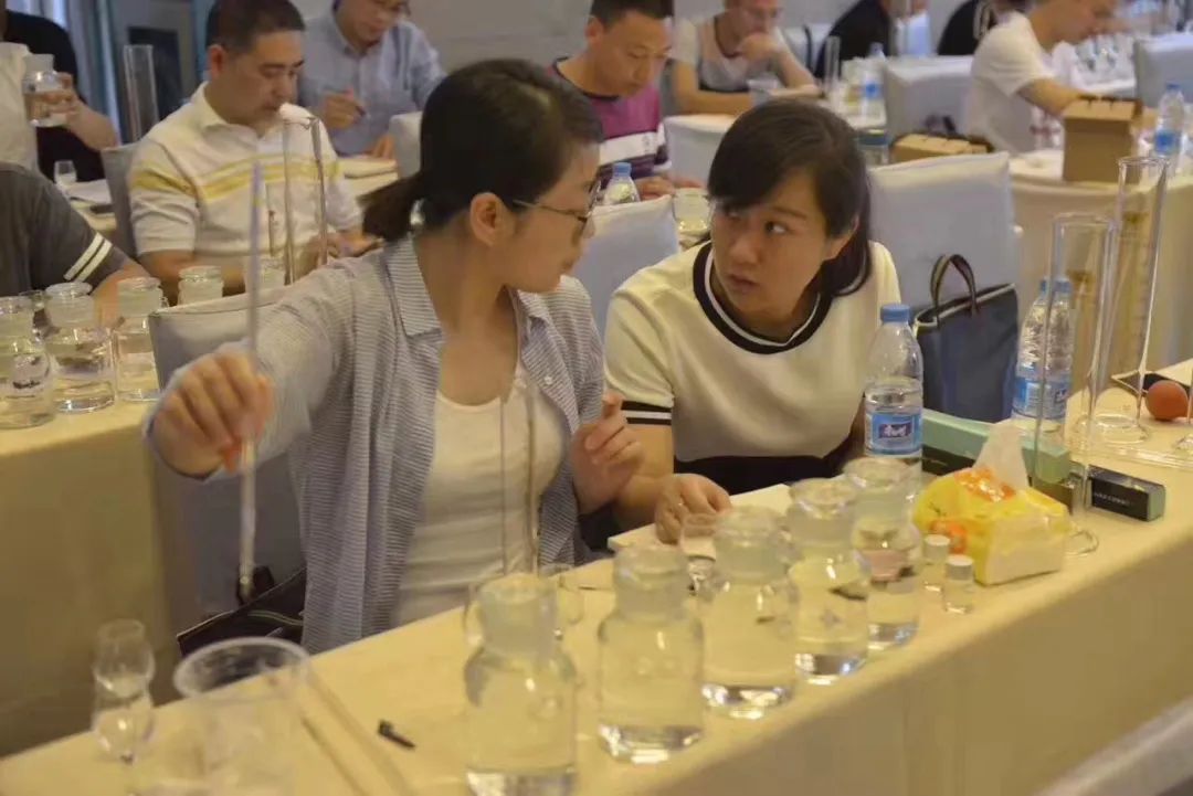 白酒感官品评术语_白酒的感官鉴评_白酒评委感官尝评标准样品2000瓶