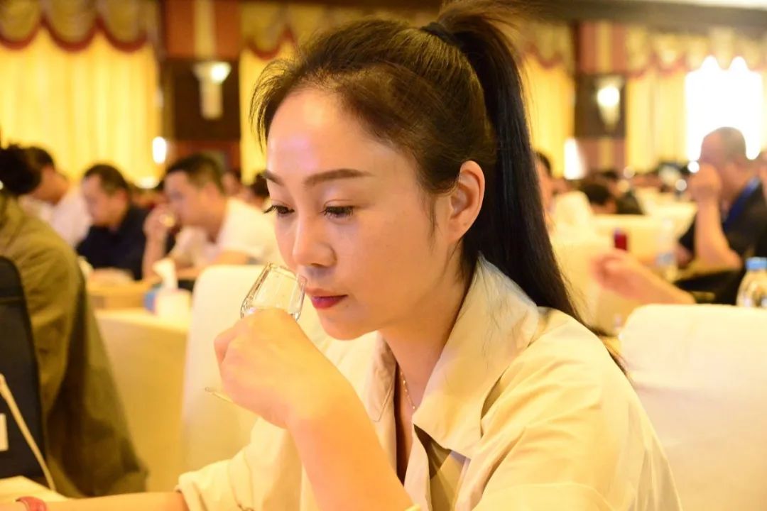 白酒的感官鉴评_白酒评委感官尝评标准样品2000瓶_白酒感官品评术语