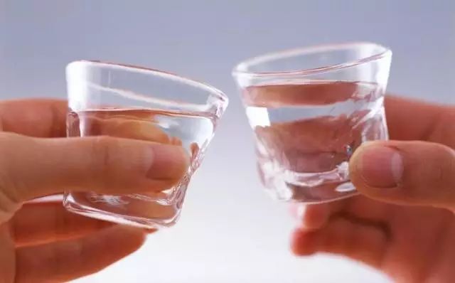 中国倒酒敬酒文化_关于酒文化_篮球文化酒