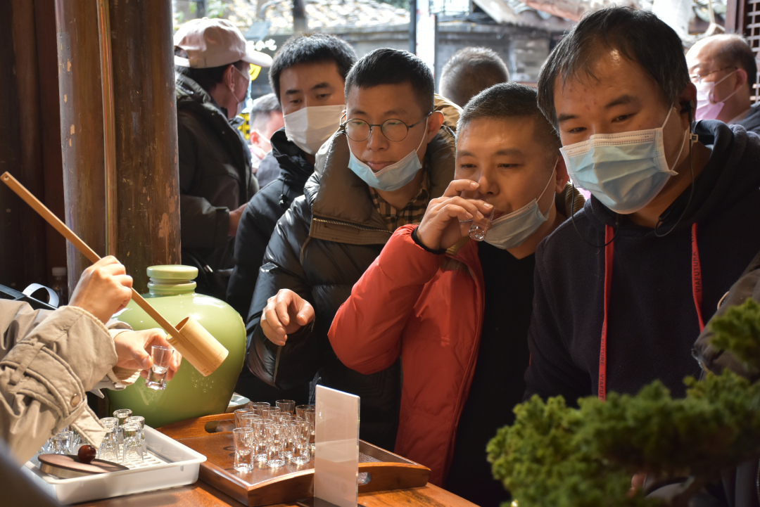 成都酒品牌_品牌白酒代理|时尚小酒拇指酒全国招商_内蒙古科尔沁王酒业品牌酒是什么